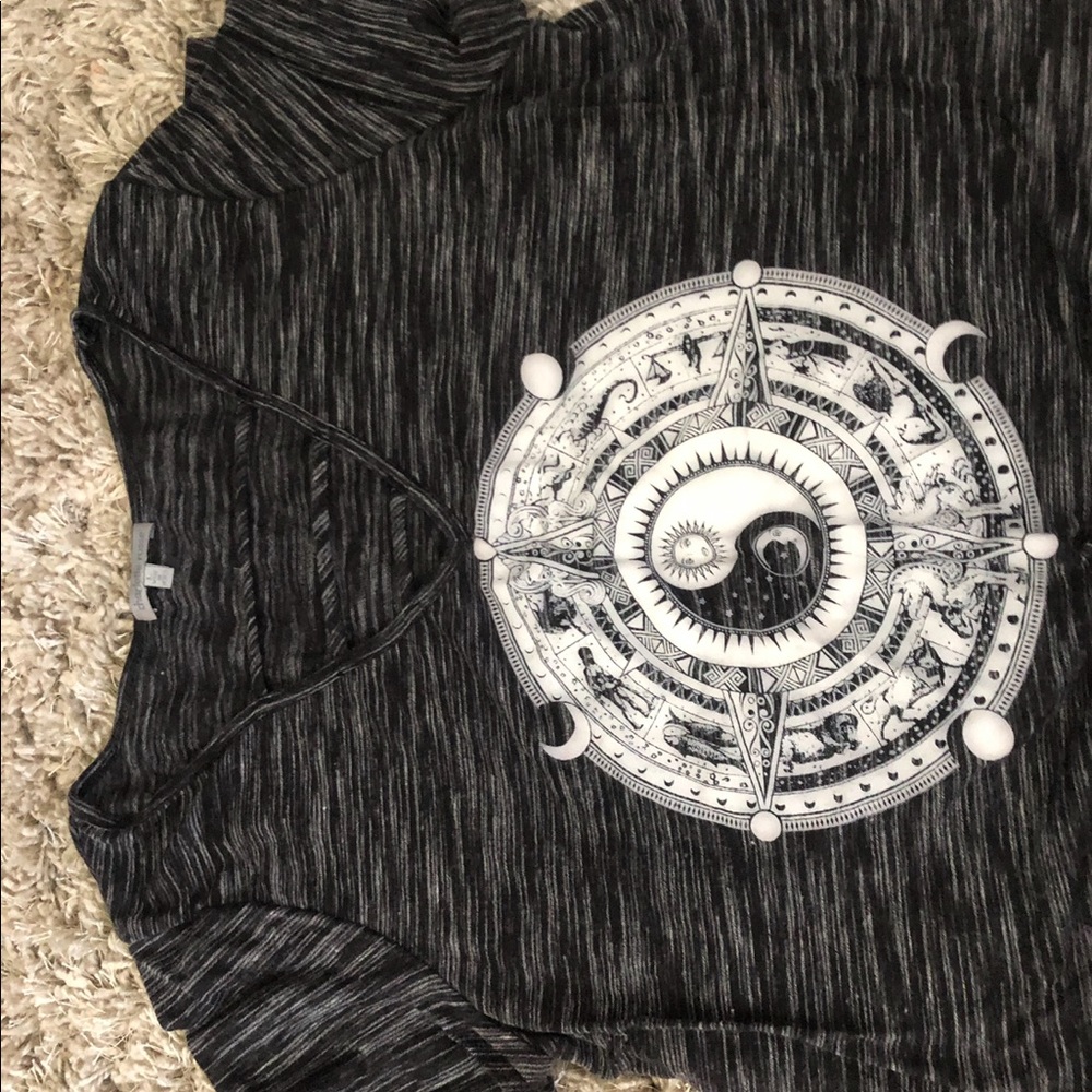 V neck black crop top with white drawing